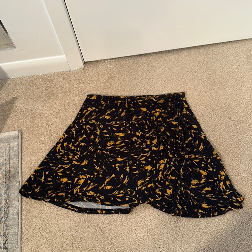 NWOT: Black & Gold Skirt, Size 8, Asos